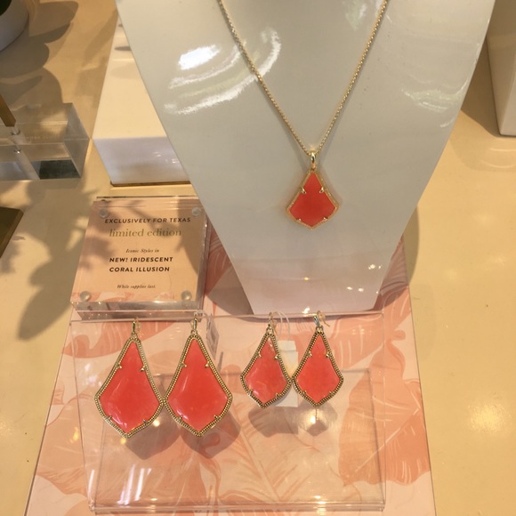 Kendra Scott Iridescent Coral Alex necklace - Picture 6 of 8